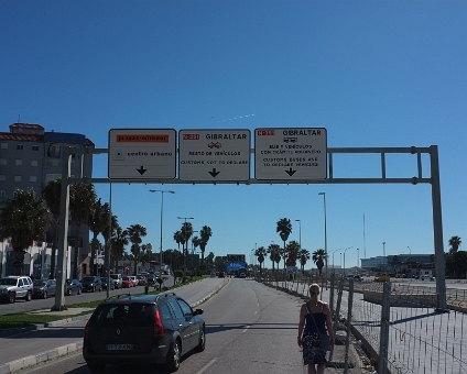 DSCF0563 Gibraltar. Bij aankomst blijkt dat wij zonder paspoorten niet naar binnen mogen.