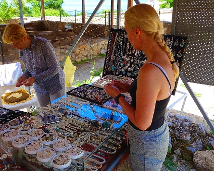 DSC01489 Greetje koopt lokaal gemaakte bekende Ohrid parel oorbellen.