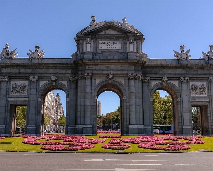 DSC00350 De Puerta de Alcalá is een monumentaal poortgebouw in het centrum van Madrid.