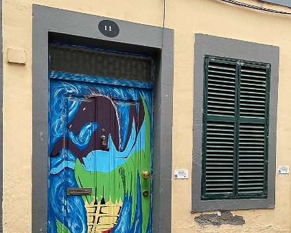 2474D9FE-D2FB-45A8-9794-905AA2AFD62B_1_105_c In de oude binnenstad aan de Rua Santa Maria van Funchal op Madeira vind je talloze beschilderde deuren.