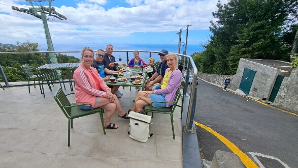 VOJW3547 In Monte koffie met wat lekkers.