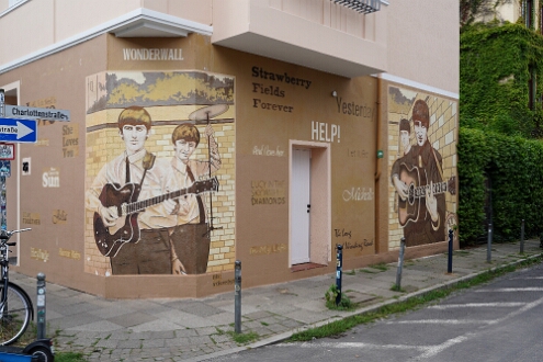 DSC02169 Het Beatles-schilderij in Bremen bevindt zich op een gevel bij de kruising van de Wulwesstraße en de Charlottenstraße in de wijk Das Viertel (Oster- und...